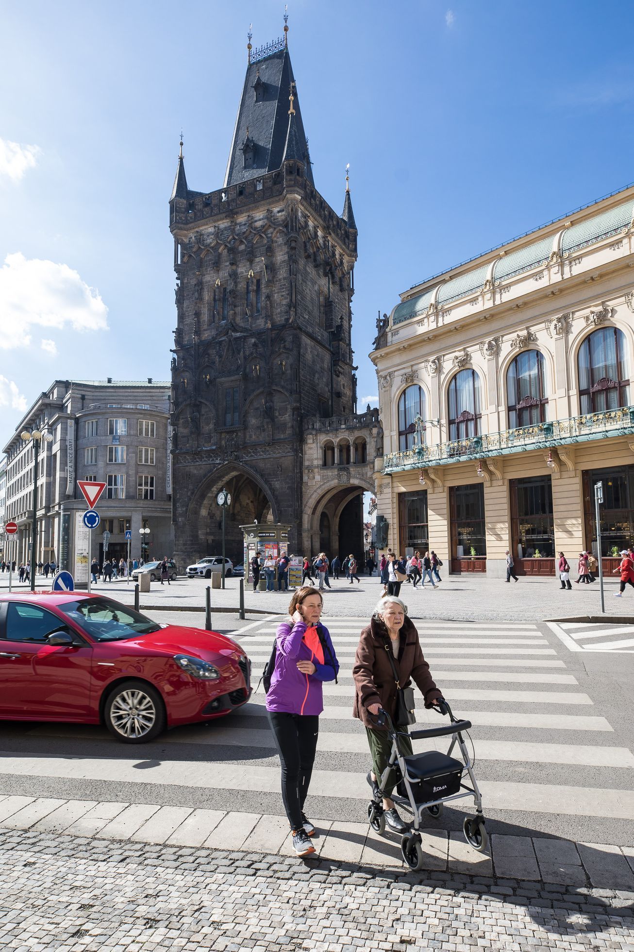 Královská cesta, Praha - turismus, reklama, reklamní smog, overturismus, turisté, Prašná brána