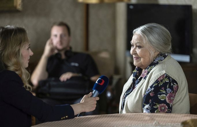 Elizaveta Maximová jako novinářka České televize a Jiřina Bohdalová jako Olga.