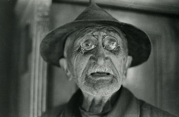 Dagmar Hochová. Malíř, grafik a spisovatel Josef Váchal, Sudeňany, 1967.