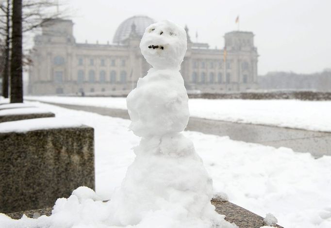 Winter in Berlin A snow man is standing in front of the Reichstag in Berlin, Germany, on 19 March 2013. Snow cover instead of flower fields: at the calendrical beginning of Spring, Winter is being resilient in Saxony. For Wednesday, 20 March 2013, meteorologists have again predicted snow and snow showers. In Erzgebirge, Vogtland and the Upper Lusatia, 15 cm of the white splendour are expected once again, according to the weather service in Leipzig. In the early hours of Thursday, muddy weather will make for slippery roads. Photo: Axel Schmidt/dapd