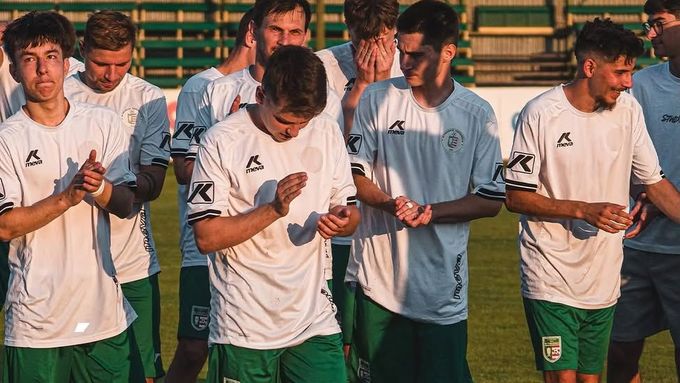 Takhle se radovali fotbalisté druhého ŠK Tvrdošovce. O soutěž výš si však nakonec také nezahrají.