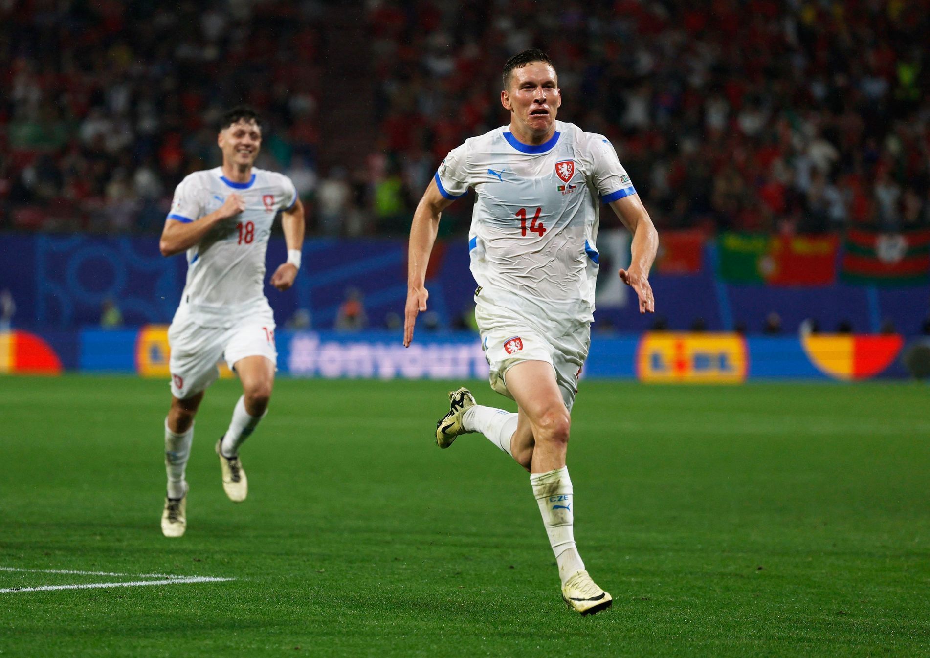 Lukáš Provod slaví gól v zápase Eura 2024 Portugalsko - Česko