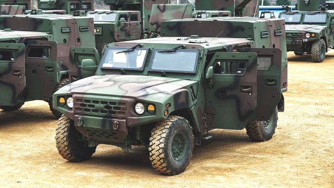 Kia nevyrábí jen osobní auta, staví také speciály pro armádu. Nabízí i vlastní Humvee