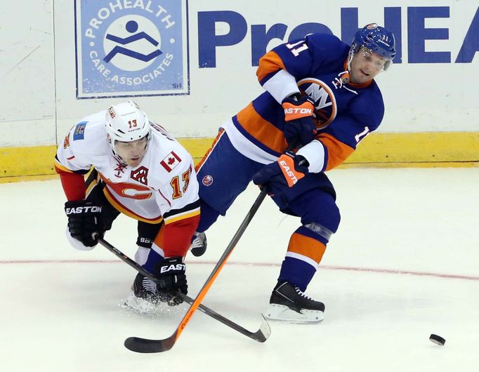 NHL: Calgary Flames vs New York Islanders (Lubomír Višňovský)