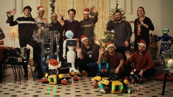 Za vánočním klipem robotů stojí tito studenti ČVUT, kteří vozí medaile z těch nejprestižnějších světových klání v robotice.