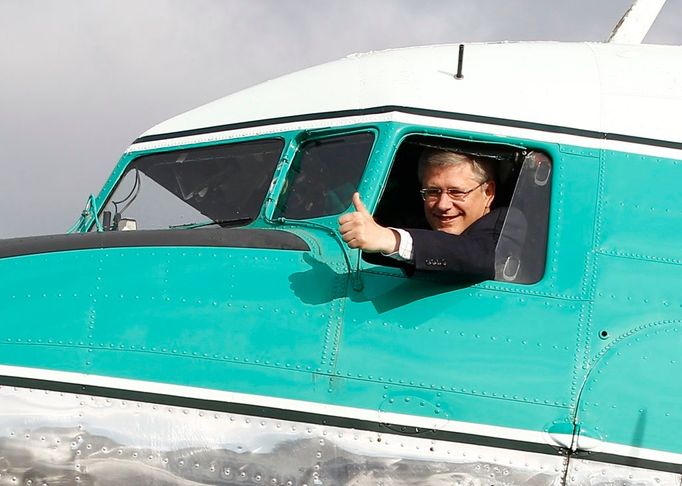 Kanadský premiér Stephen Harper si od povinností odskočil do kokpitu letounu Douglas DC-3.