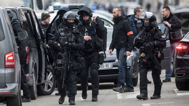 Na jihovýchodě Štrasburku probíhá razie, čtvrť je zablokovaná policejními auty