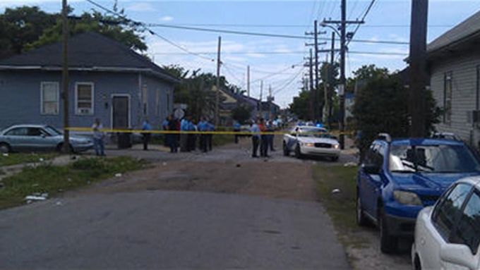 Přílušníci policie New Orleans na místě střelby.
