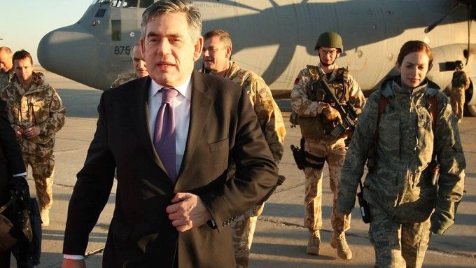 Premiér Gordon Brown po příletu do Bagdádu.