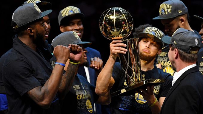 Finále NBA: basketbalisté Golden State slaví titul – Stephen Curry a Larry O'Brien