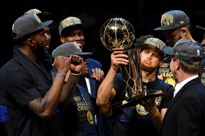 Finále NBA: basketbalisté Golden State slaví titul – Stephen Curry a Larry O'Brien