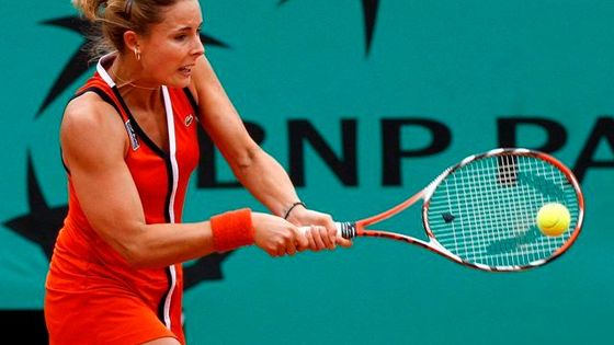 Krása i pot na Roland Garros. Ivanovičová se nadřela, Benešová jde dál