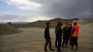 Members of the Mongolian neo-Nazi group Tsagaan Khass talk to a worker at a quarry southwest of Ulan Bator June 23, 2013. The group has rebranded itself as an environmentalist organisation fighting pollution by foreign-owned mines, seeking legitimacy as it sends Swastika-wearing members to check mining permits.Over the past years, ultra-nationalist groups have expanded in the country and among those garnering attention is Tsagaan Khass, which has recently shifted its focus from activities such as attacks on women it accuses of consorting with foreign men to environmental issues, with the stated goal of protecting Mongolia from foreign mining interests. This ultra-nationalist group was founded in the 1990s and currently has 100-plus members. Picture taken June 23, 2013. REUTERS/Carlos Barria (MONGOLIA - Tags: POLITICS ENVIRONMENT BUSINESS SOCIETY EMPLOYMENT) ATTENTION EDITORS: PICTURE 22 OF 25 FOR PACKAGE 'MONGOLIA'S ENVIRONMENTAL NEO-NAZIS'. TO FIND ALL IMAGES SEARCH 'TSAGAAN KHASS' Published: Čec. 2, 2013, 9:58 dop.