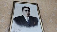 Na čestném místě v jedné z místností je pověšená velká fotografie sovětského lídra Leonida Iljiče Brežněva. Ligatne, 25. června 2025.