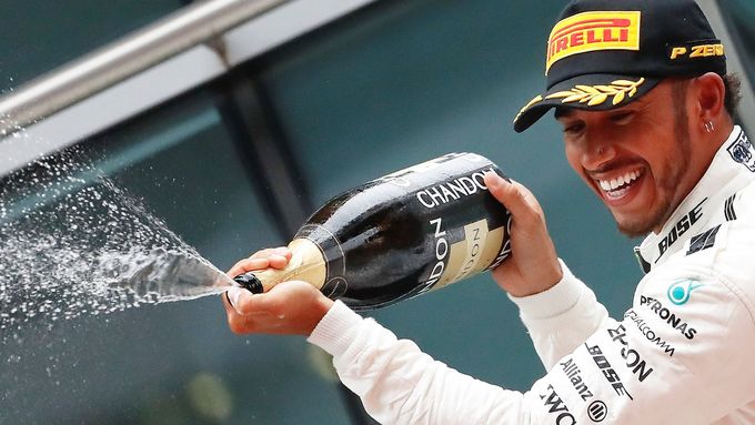 Lewis Hamilton oslavuje první vítězství v této sezoně.