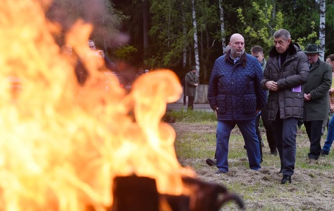 Premiér Andrej Babiš a ministryně financí Alena Schillerová si 15. května 2019 v lokalitě Bílovna nedaleko Bernartic prohlédli lesy zasažené kůrovcem.