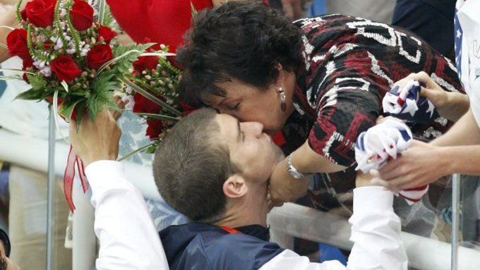 Deborah Phelpsová objímá svého syna, nejúspěšnějšího olympionika historie co do počtu zlatých medailí.