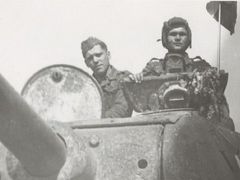 Karel Šerák ve věži tanku (zprava)