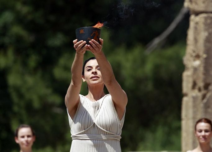 Greek actress Ino Menegaki, playing the role of High Priestess, holds up the cauldron with the Olympic flame during the torch lighting ceremony of the London 2012 Olympic Games at the site of ancient Olympia in Greece May 10, 2012. REUTERS/John Kolesidis (GREECE - Tags: SPORT OLYMPICS) Published: Kvě. 10, 2012, 9:47 dop.