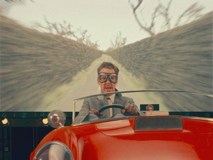 Benedict Cumberbatch ve snímku Podivuhodný příběh Henryho Sugara (2023), který natočil Wes Anderson podle románu Roalda Dahla.