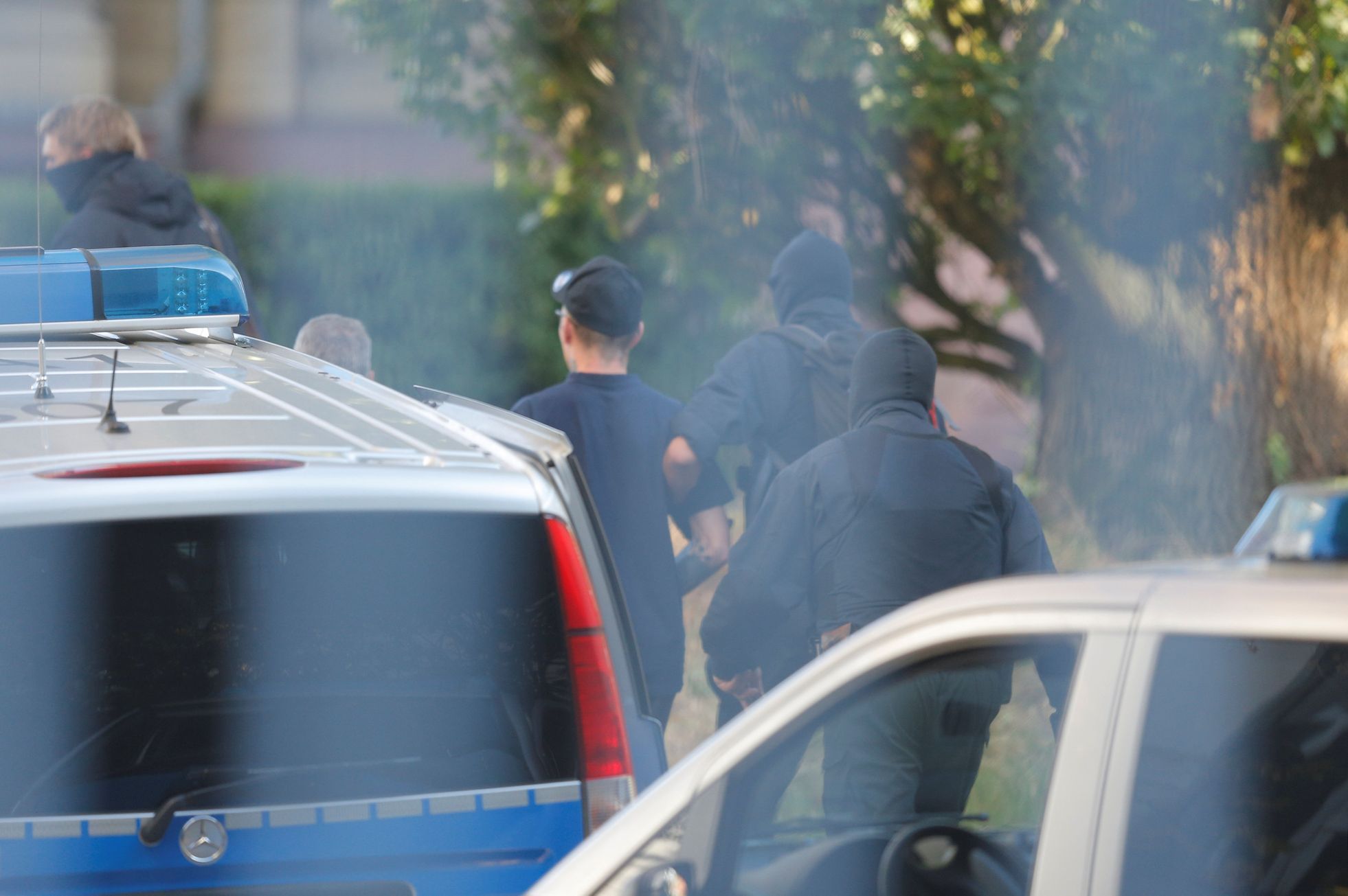 Policisté vedou jednoho ze zadržených členů skupiny Revoluce Chemnitz.