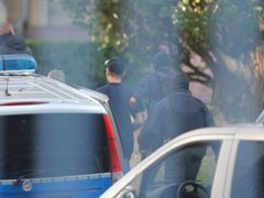Policisté vedou jednoho ze zadržených členů skupiny Revoluce Chemnitz.