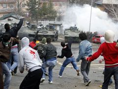 Demonstranti na vojáky NATO a příslušníky OSN házeli kameny a zápalné lahve.