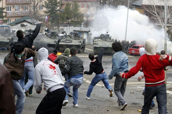 Demonstranti na vojáky NATO a příslušníky OSN házeli kameny a zápalné lahve.