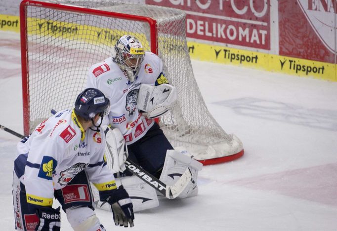 Hokejisté Liberce Martin Čakajík (vlevo) a brankář Ondřej Pavelec likvidují střelu v utkání se Zlínem v 19. kole Tipsport extraligy 2012/13.