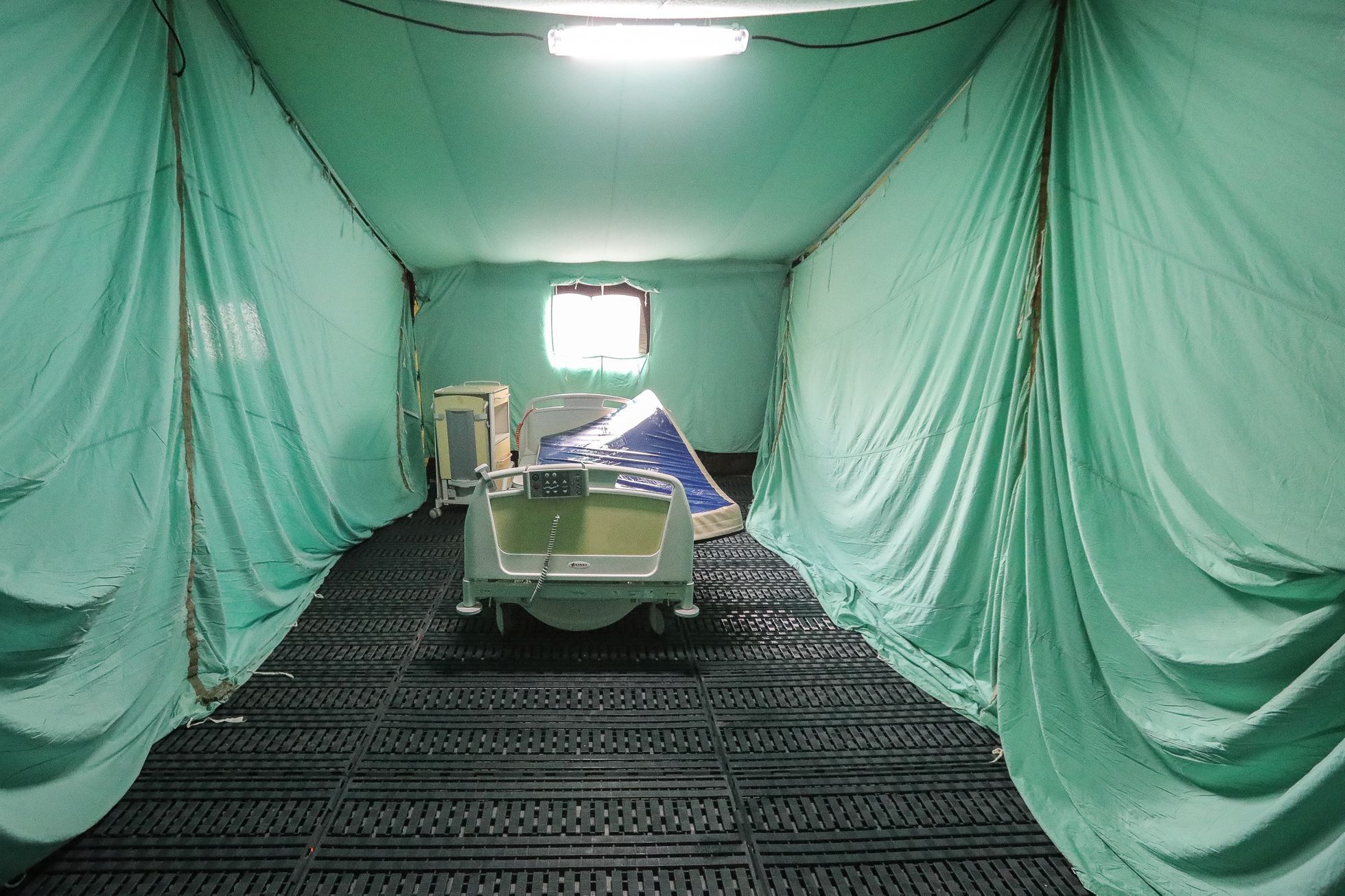 Koronavirus, COVID - Uzavřená Nemocnice Liberec, checkpoint, drive-in kontrola, medik, zdravotník