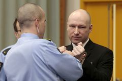 Norsko porušilo lidská práva vraha Breivika. Musíme s ním zacházet humánně, tvrdí přeživší