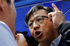 Útočník v Hongkongu pobodal pročínského poslance. Tvářil se, že je jeho fanoušek