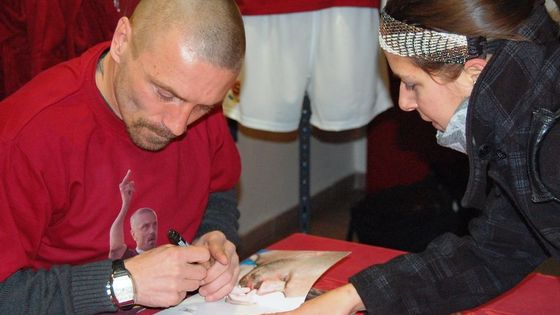 FOTO Řepka se vrátil na Spartu. Podepsat se fanouškům