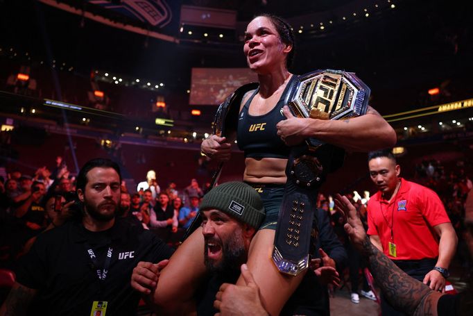 Amanda Nunesová s pásem šampionky UFC