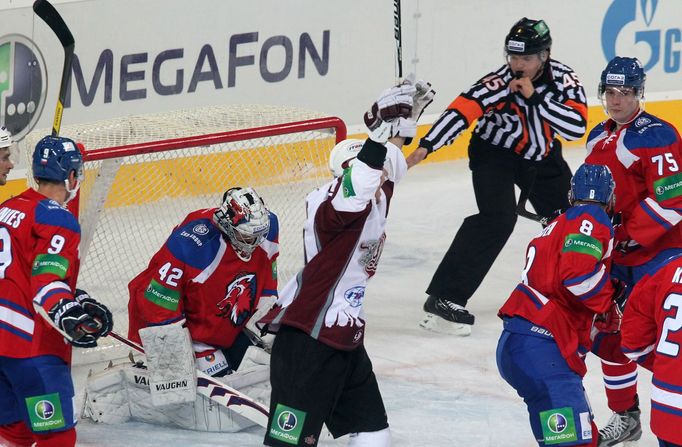 Hokejista Martins Karsums slaví gól a přihlížejí (zleva) Jiří Hunkes, Tomáš Pöpperle, Michal Sersen a Vitalij Karamnov v utkání KHL 2012/13 mezi Lvem Praha s Rigou.