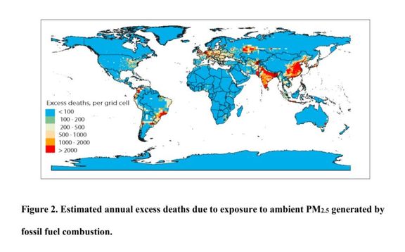 Odhadovaný počet předčasných úmrtí ročně v důsledku výskytu částic PM 2.5 ze spalování fosilních paliv.