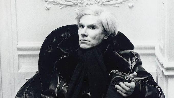 Andyho Warhola v křesle nafotil Helmut Newton roku 1976 v Paříži.