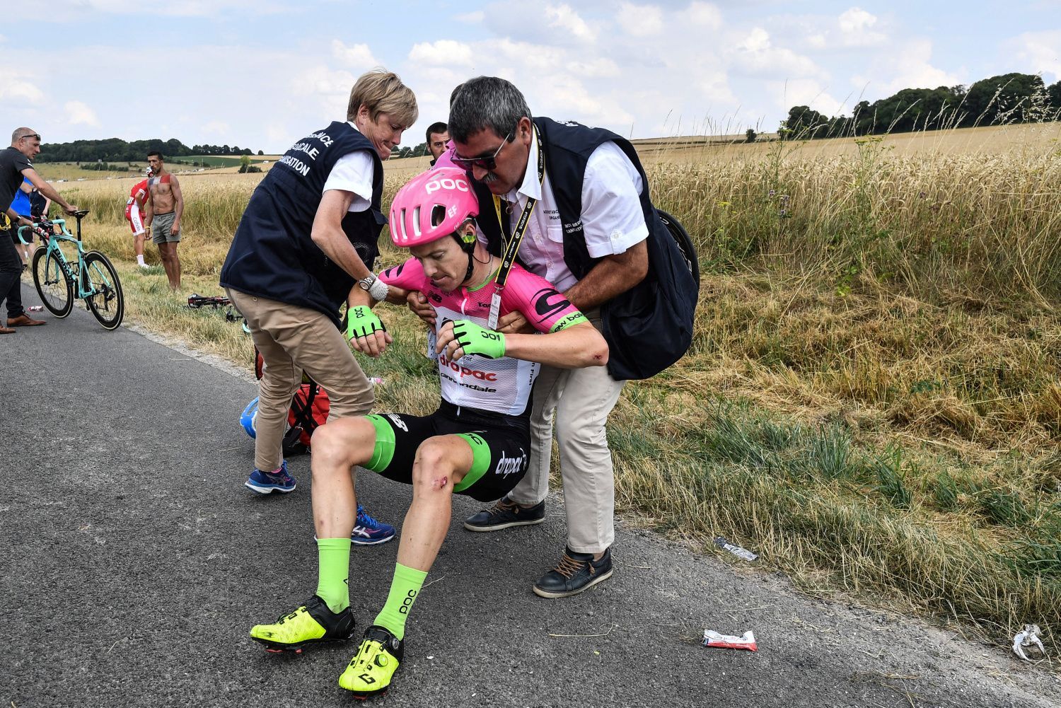 Simon Clarke padá v 8. etapě na Tour de France 2018