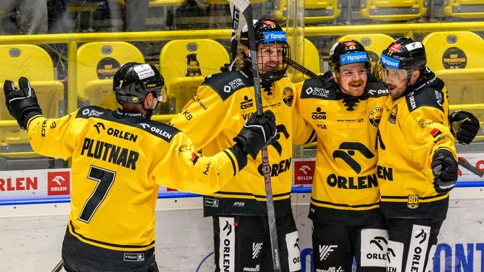 David Kaše (druhý zprava) slaví gól se spoluhráči z Litvínova.