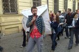 Pochod vyrazil Spálenou ulicí směr pražský magistrát.