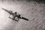 19. srpna 1942 - stíhačův sestřel německého bombardéru Do-217 nad francouzským Dieppe při vylodění spojenců. Snímek je z palubního fotokulometu Miroslava Liškutína. Snímek je z osobního archivu Jiřího Rajlicha.