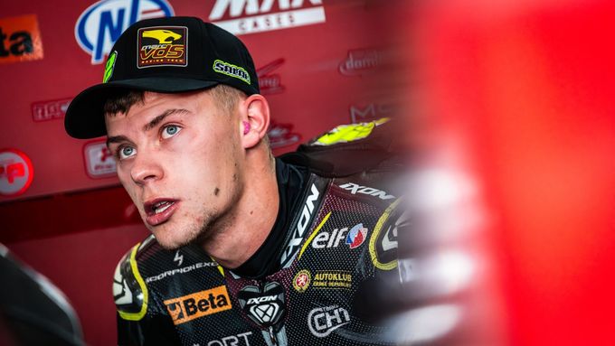 Filip Salač na motocyklu Moto2 v barvách ELF Marc VDS Racing Teamu během VC České republiky 2025
