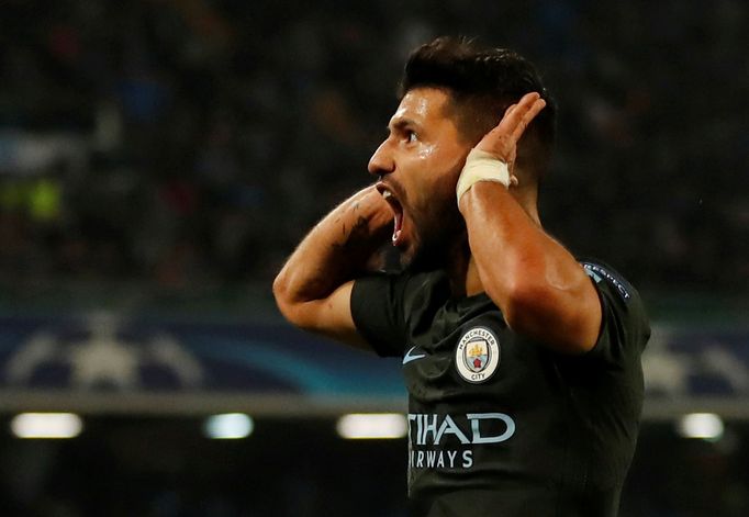 Sergio Agüero z Manchesteru City slaví v Lize mistrů gól v Neapoli