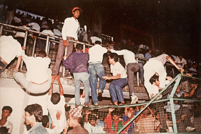 Neštěstí na stadiónu v Káthmándú v Nepálu v roce 1988. Archivní snímek dokumentující sportovní tragédii.