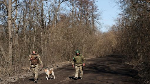 Ukrajinská hlídka poblíž frontové linie v Kreminně.