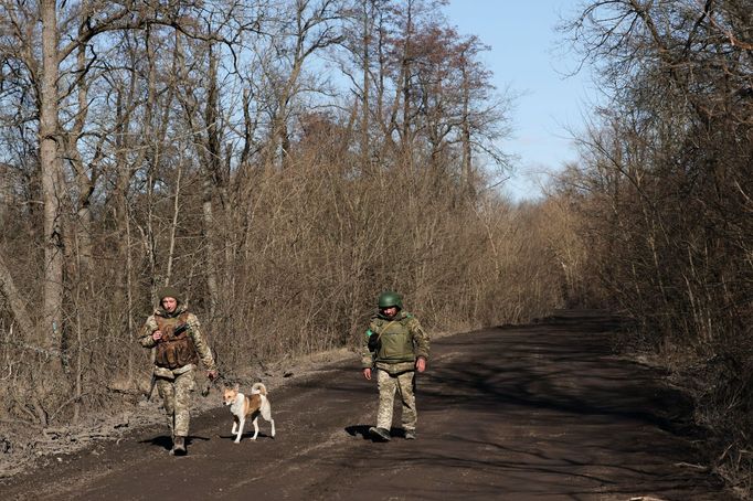 Ukrajinská hlídka poblíž frontové linie v Kreminně.