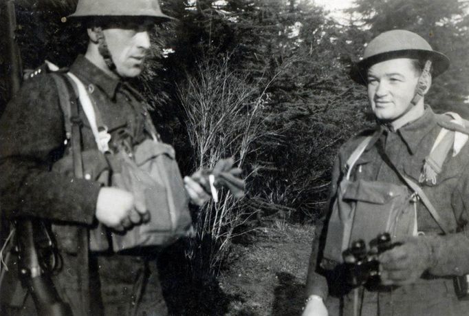 Rotný Jan Kubiš a četař Václav Málek při brigádním cvičení v okolí Moreton Paddox (jaro 1941).