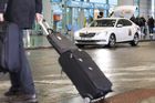 Objednávka přes mobil a cena za jízdu předem. Pražské letiště hledá novou taxislužbu