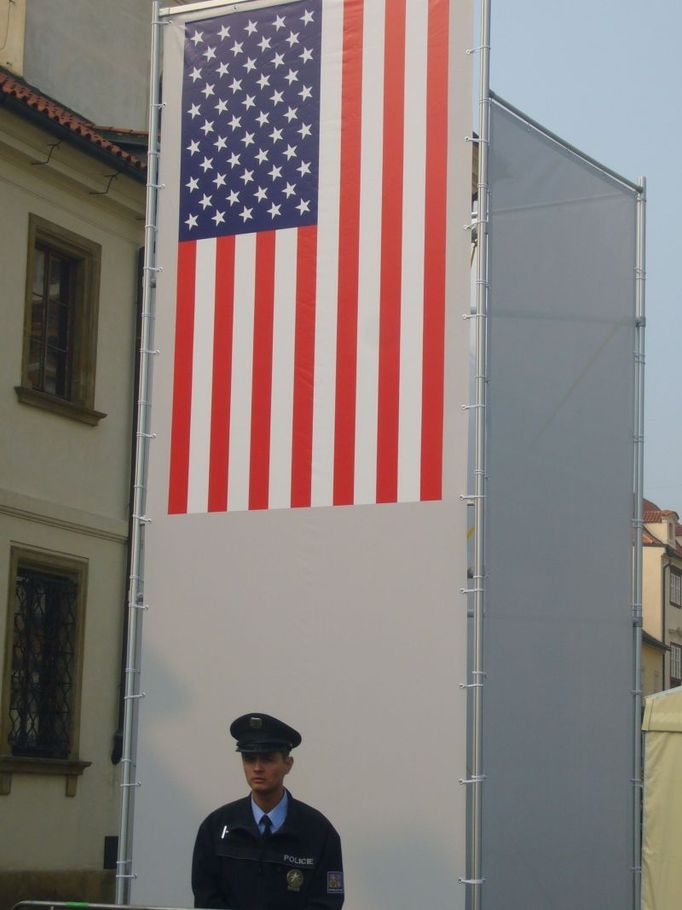 Zátiší s policistou a vlajkou