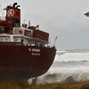 Kvůli bouři u Bretaně ztroskotala loď, vytéká z ní nafta